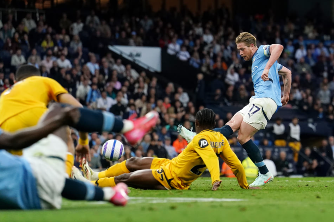 Kevin de Bruyne dứt điểm một chạm ghi bàn...