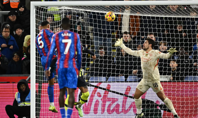 Maxence Lacroix đánh đầu ghi bàn trong trận Crystal Palace hòa Man City 2-2 trên sân Selhurst Park, London, Anh ngày 6/12/2024. Ảnh: Reuters