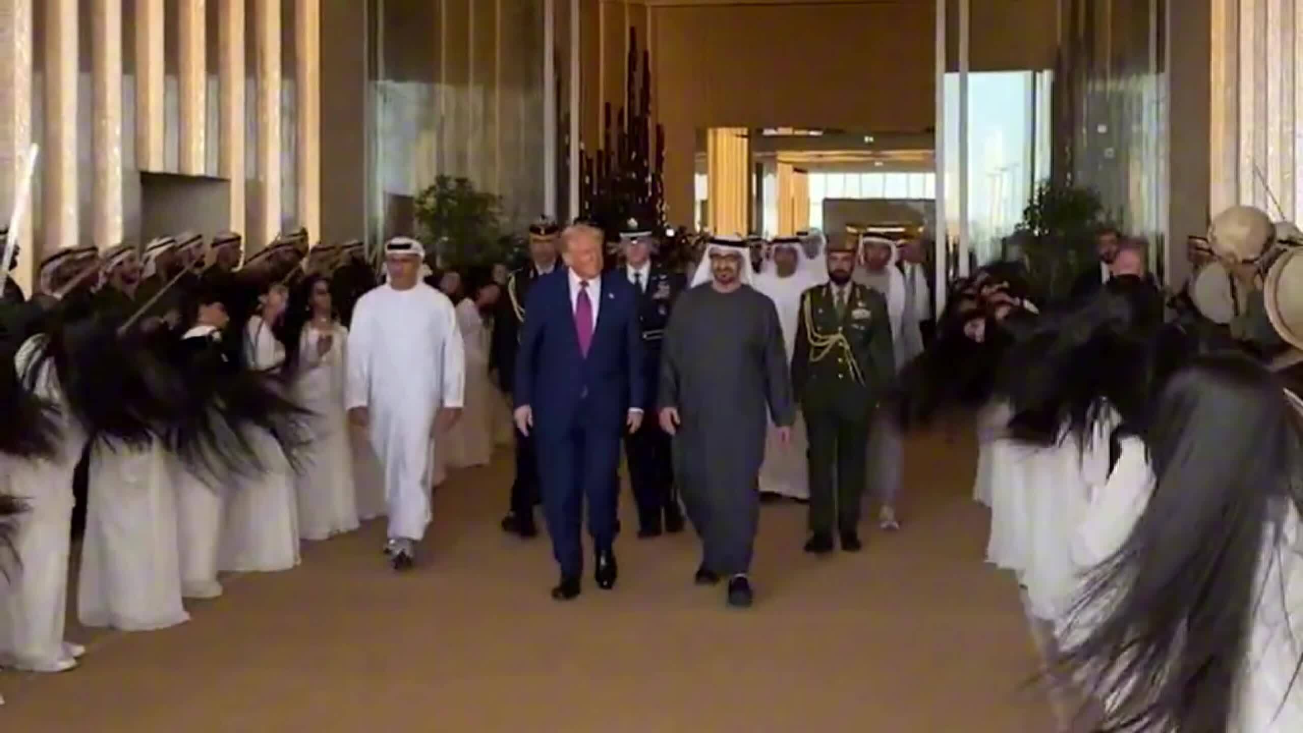 Màn múa tóc chào đón ông Trump tại UAE
