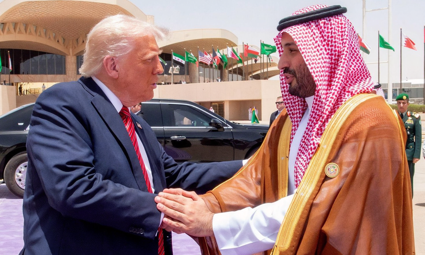 Màn tạm biệt gây sốt của ông Trump và Thái tử Mohammed