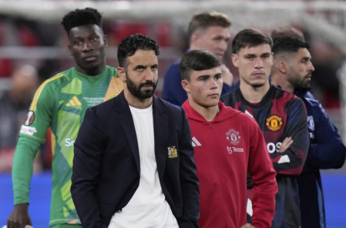 HLV Ruben Amorim và các cầu thủ Man Utd thất vọng sau khi thua Tottenham 0-1 ở chung kết trên sân San Mames, Bilbao, Tây Ban Nha ngày 21/5/2025. Ảnh: AP