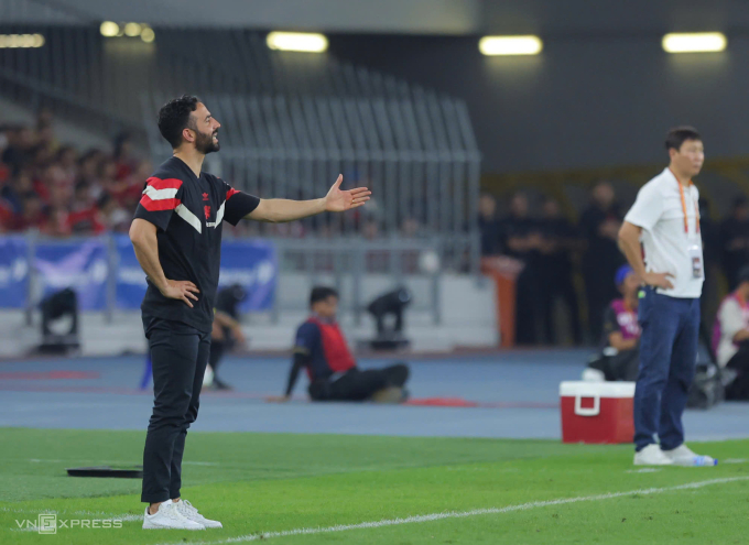 Ruben Amorim (trái) chỉ đạo trong trận Man Utd thua ASEAN All-stars 0-1. Ảnh: Hoàng Ca
