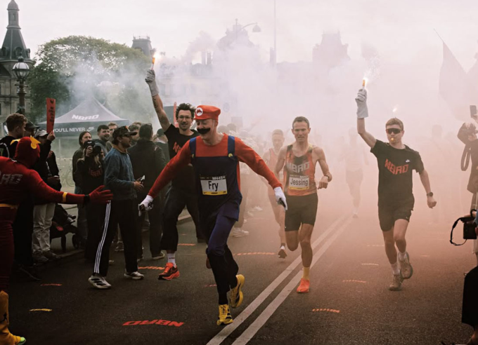 Hugo Fry mặc đồ Super Mario, thi đấu tại Copenhagen Marathon 2025 ngày 11/5. Ảnh: Instagram / Hugo Fry