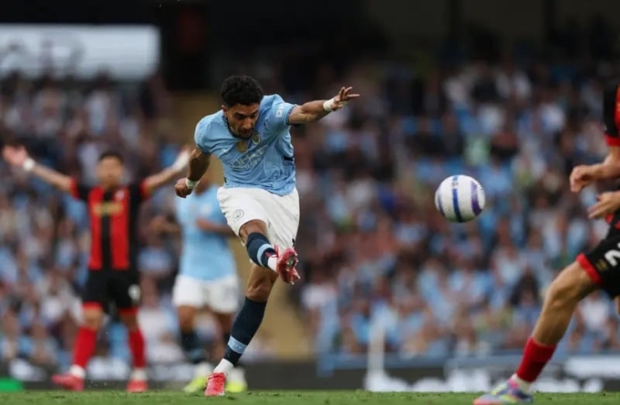 Marmoush sút xa mở tỷ số trận Man City 3-1 Bournemouth khi đá bù vòng 37 Ngoại hạng Anh tối 20/5. Ảnh: AFP