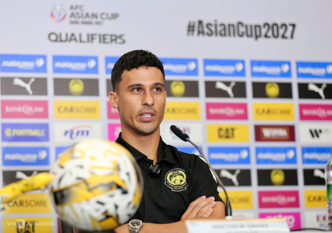 Hậu vệ Matthew Davies trong buổi họp báo tại sân Bukit Jalil, Malaysia, một ngày trước trận đấu với Việt Nam.