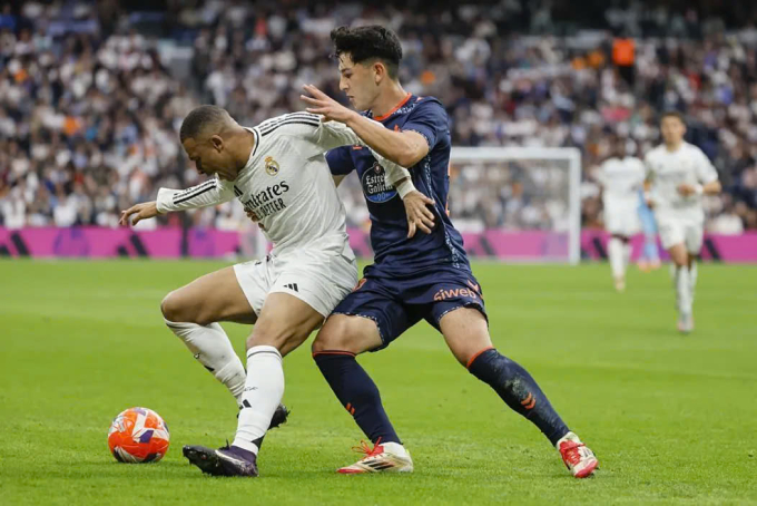 Mbappe trong pha tranh chấp bóng. Ảnh: Marca