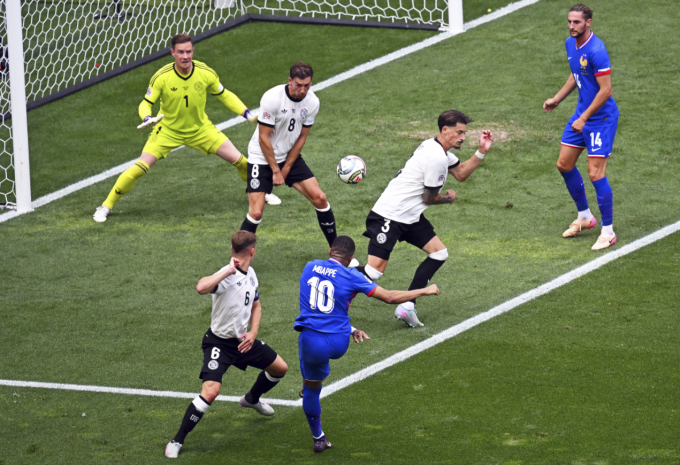 Kylian Mbappe sút căng về góc xa...