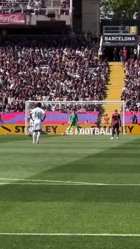 Mbappe thực hiện cú đá phạt đền
