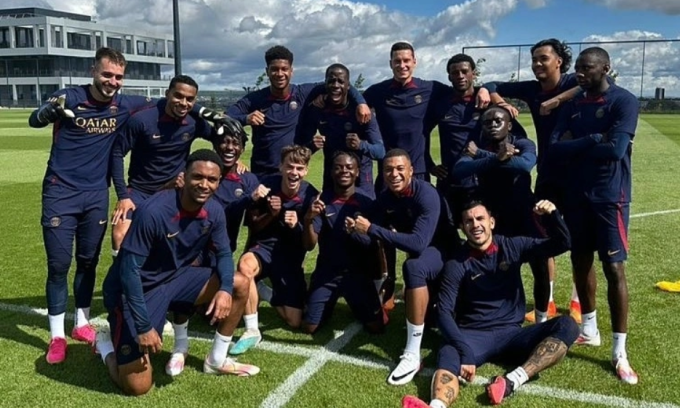 Mbappe (thứ hai từ phải sang, hàng trước) tập cùng nhóm cầu thủ chờ thanh lý của PSG, sau khi bị loại khỏi chuyến du đấu hè 2023. Ảnh: PSG