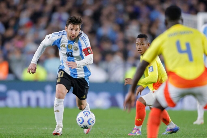 Messi đi bóng trước hàng thủ Colombia trong trận hòa sáng 11/6. Ảnh: EFE