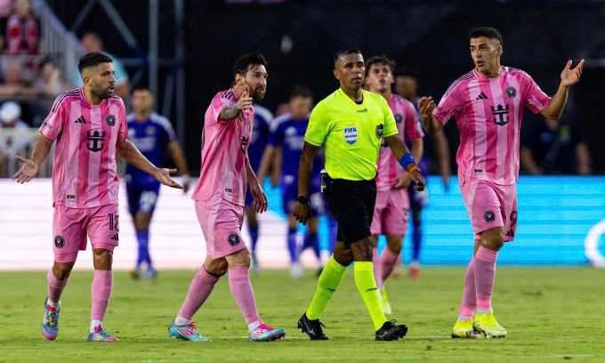 Messi phàn nàn với trọng tài trong trận Inter Miami gặp Orlando City trên sân Chase, thành phố Fort Lauderdale, bang Florida, Mỹ, vòng 14 MLS ngày 18/5/2025. Ảnh: Miami Herald