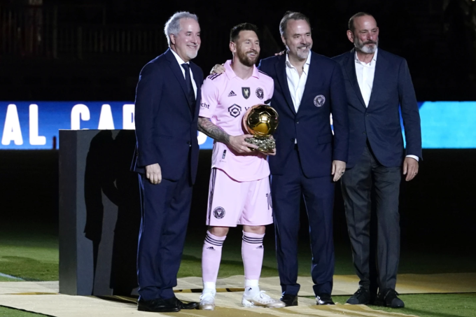 Lionel Messi (áo hồng) cầm Quả Bóng Vàng và đồng sở hữu Inter Miami Jose Mas (trái) trước trận Inter Miami giao hữu với New York City FC tại Fort Lauderdale, Florida, Mỹ ngày 10/11/2023. Ảnh: AP