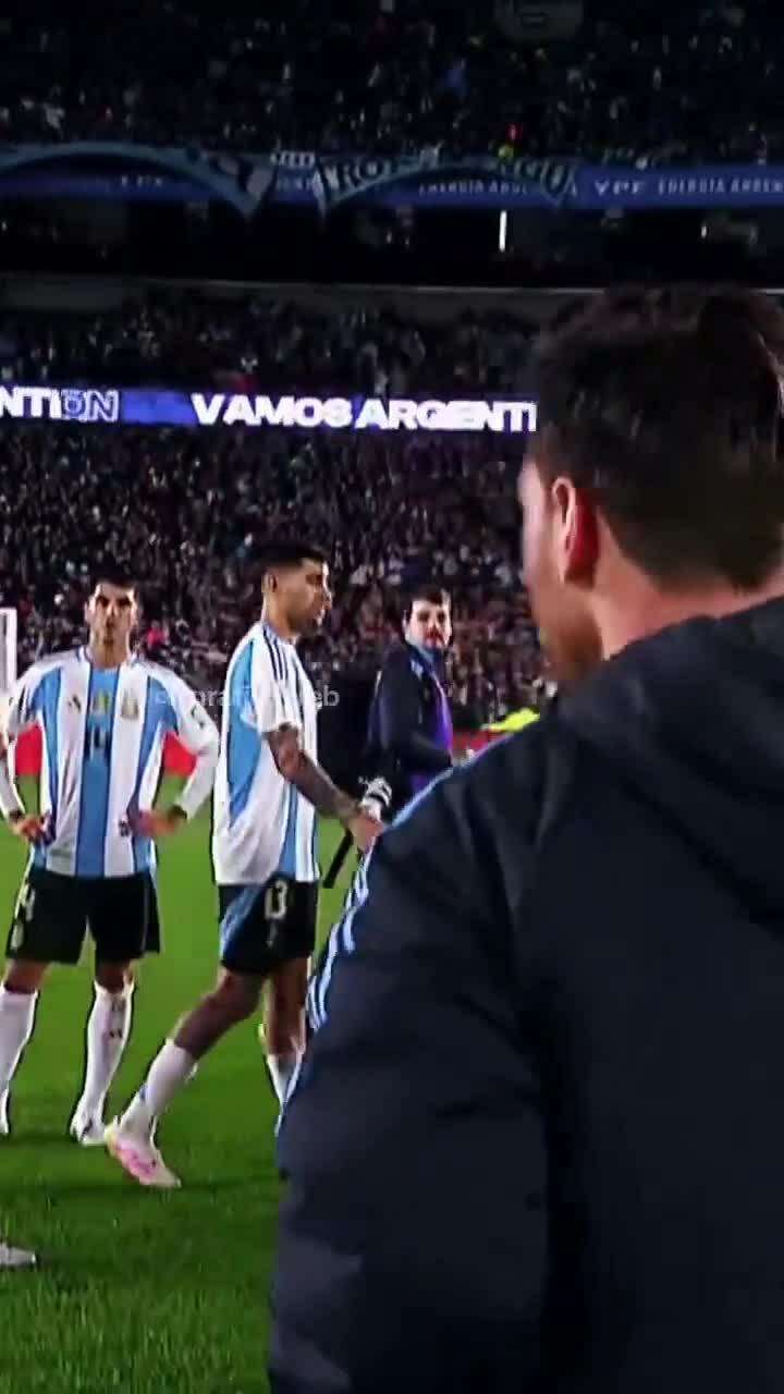 Messi quát trọng tài, từ chối bắt tay đối thủ