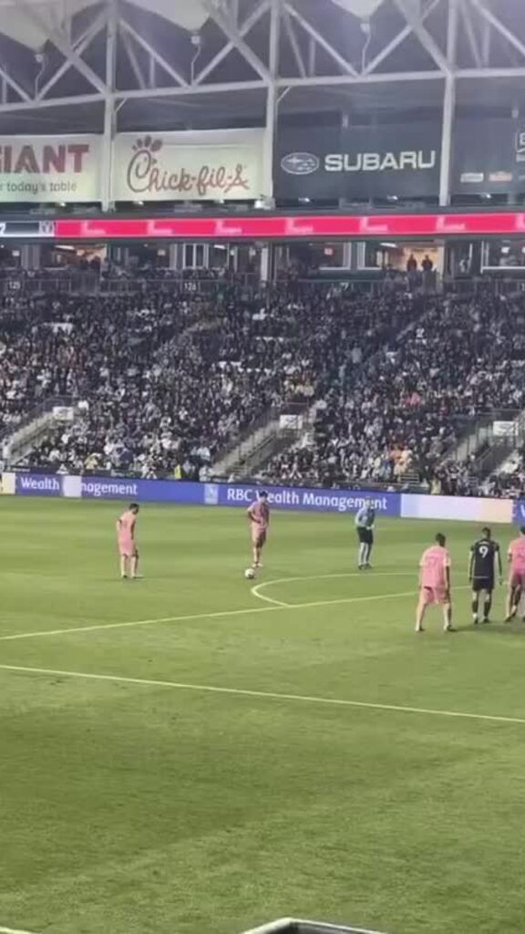 Messi thực hiện cú sút phạt thành bàn