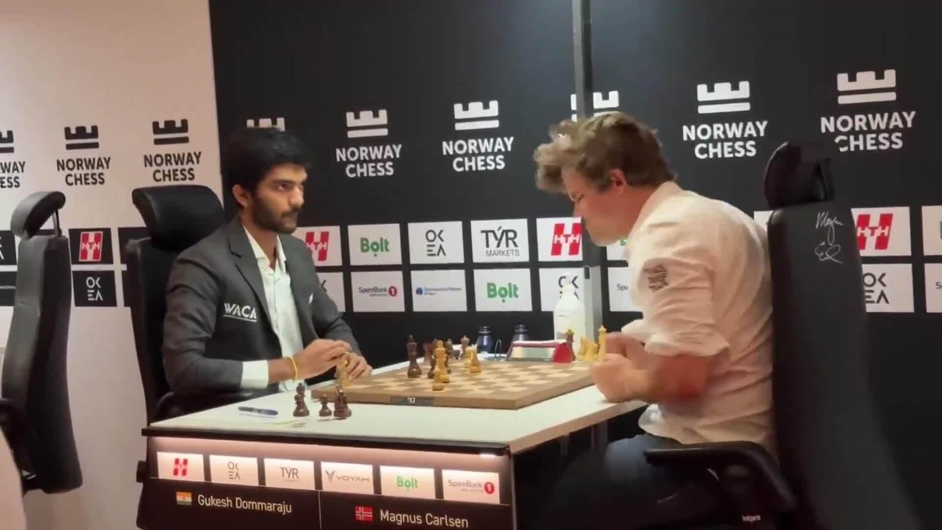 Một góc quay cho thấy pha đập bàn cờ của Carlsen