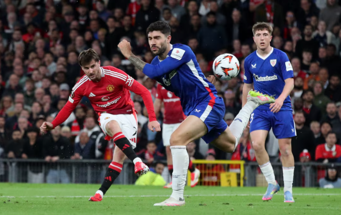 Mount cứa lòng quân bình tỷ số 1-1. Ảnh: Reuters