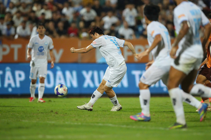 Nguyễn Tuấn Anh ghi bàn ấn định chiến thắng 6-1 cho Nam Định trước HAGL ở vòng 23 V-League 2024-2025. Ảnh: Quang Đương
