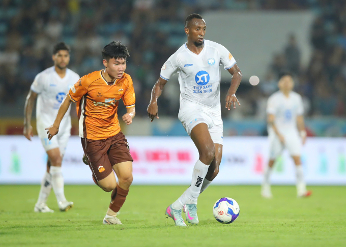 Tiền đạo sinh năm 2005 Nguyễn Minh Tâm (áo vàng) theo kèm Caio Cesar trong trận HAGL thua Nam Định 1-6 ở vòng 23 V-League 2024-2025. Ảnh: Quang Đương