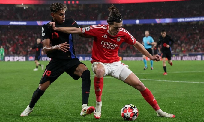 Carreras (phải) chắn bóng trước Lamine Yamal trong trận Benfica - Barca ở vòng 1/8 Champions League mùa này. Ảnh: UEFA