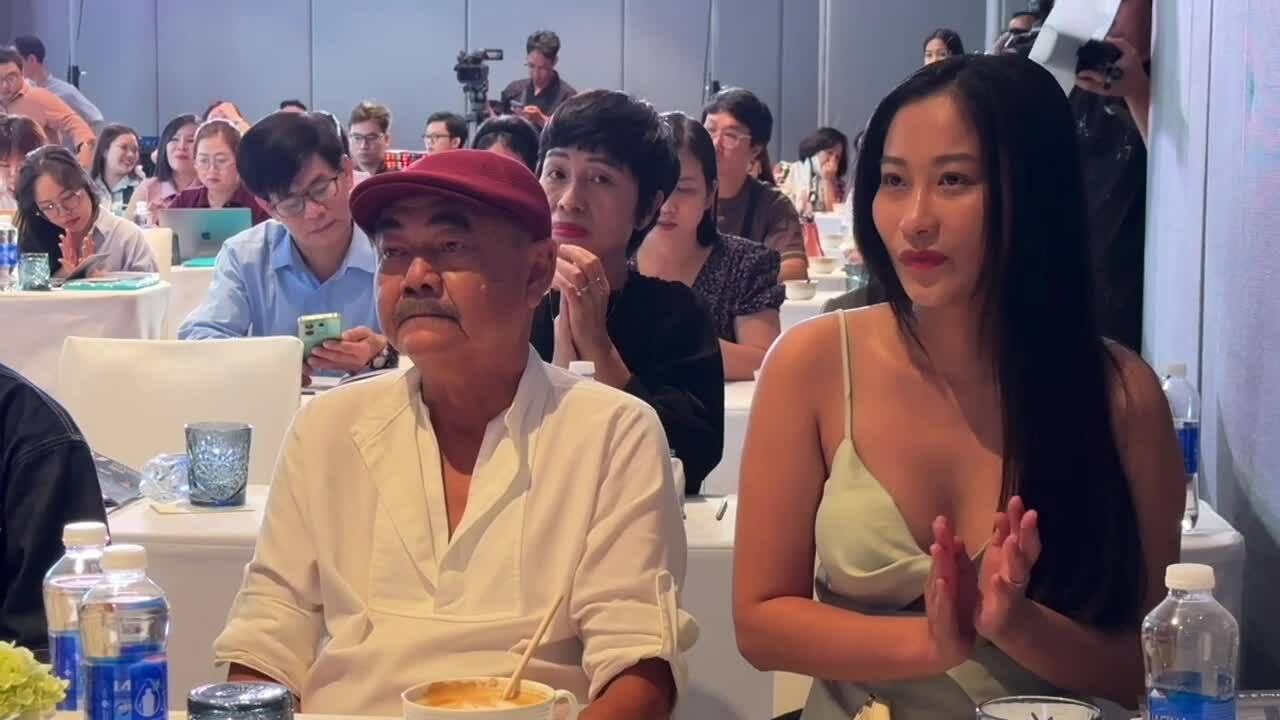 Nghệ sĩ Việt Anh cùng bạn gái ra mắt phim, kể nỗi vất vả khi đóng 'Mẹ biển'