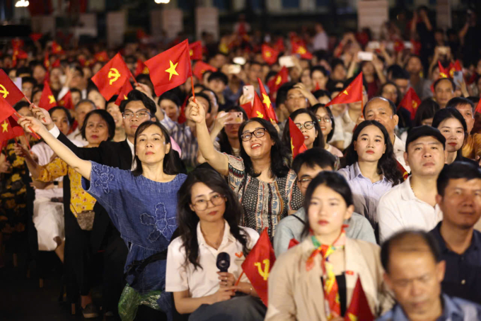 Khán giả xem chương trình Người là Hồ Chí Minh. Ảnh: Thanh Tùng