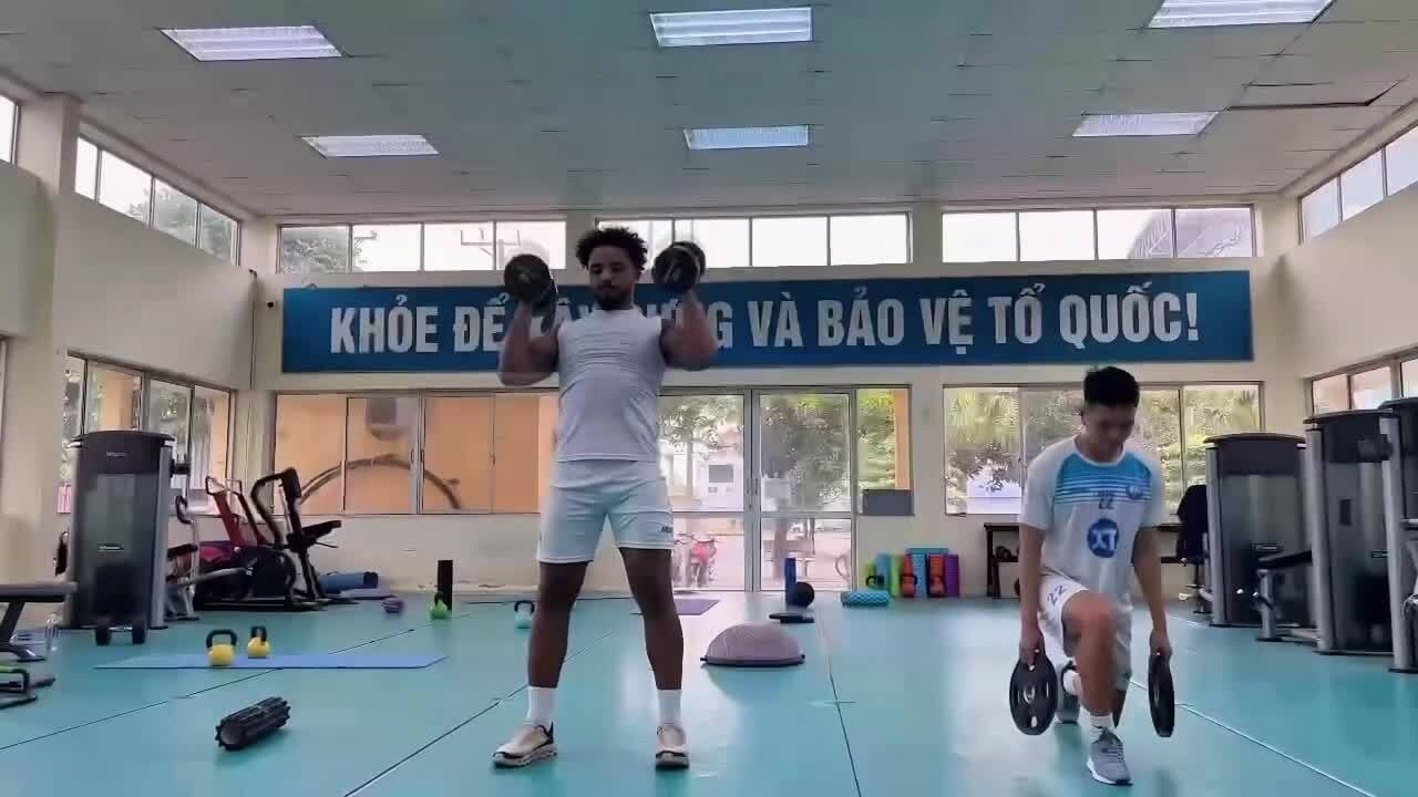 Nguyễn Xuân Son tập nhẹ ở Nam Định
