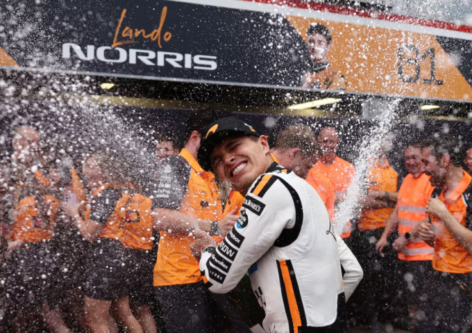 Norris ăn mừng với đội đua sau khi chiến thắng ở chặng Monaco, ngày 25/6/2025. Ảnh: Reuters