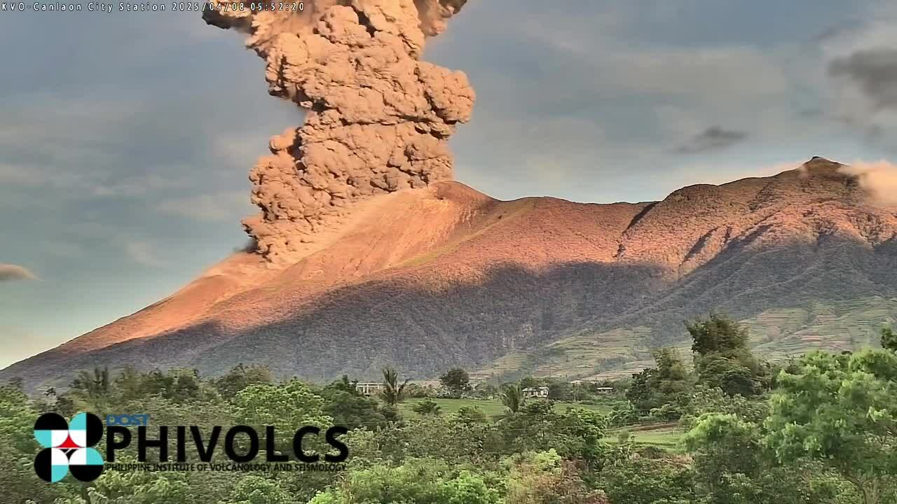Núi lửa Kanlaon phun trào, nhả khói cao 4.000 m
