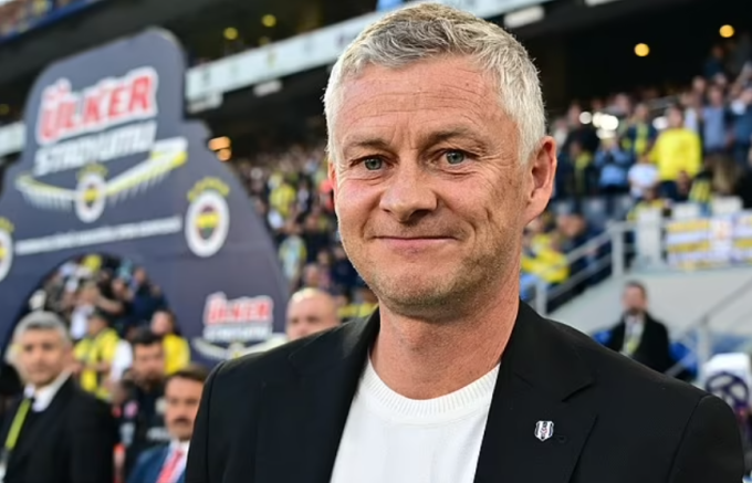 Solskjaer tươi cười trước trận.