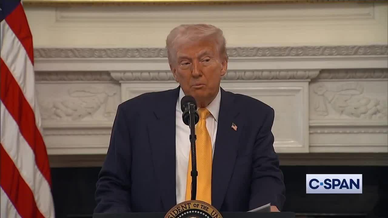 Ông Trump đấu khẩu với Thống đốc về lệnh cấm người chuyển giới trong thể thao nữ