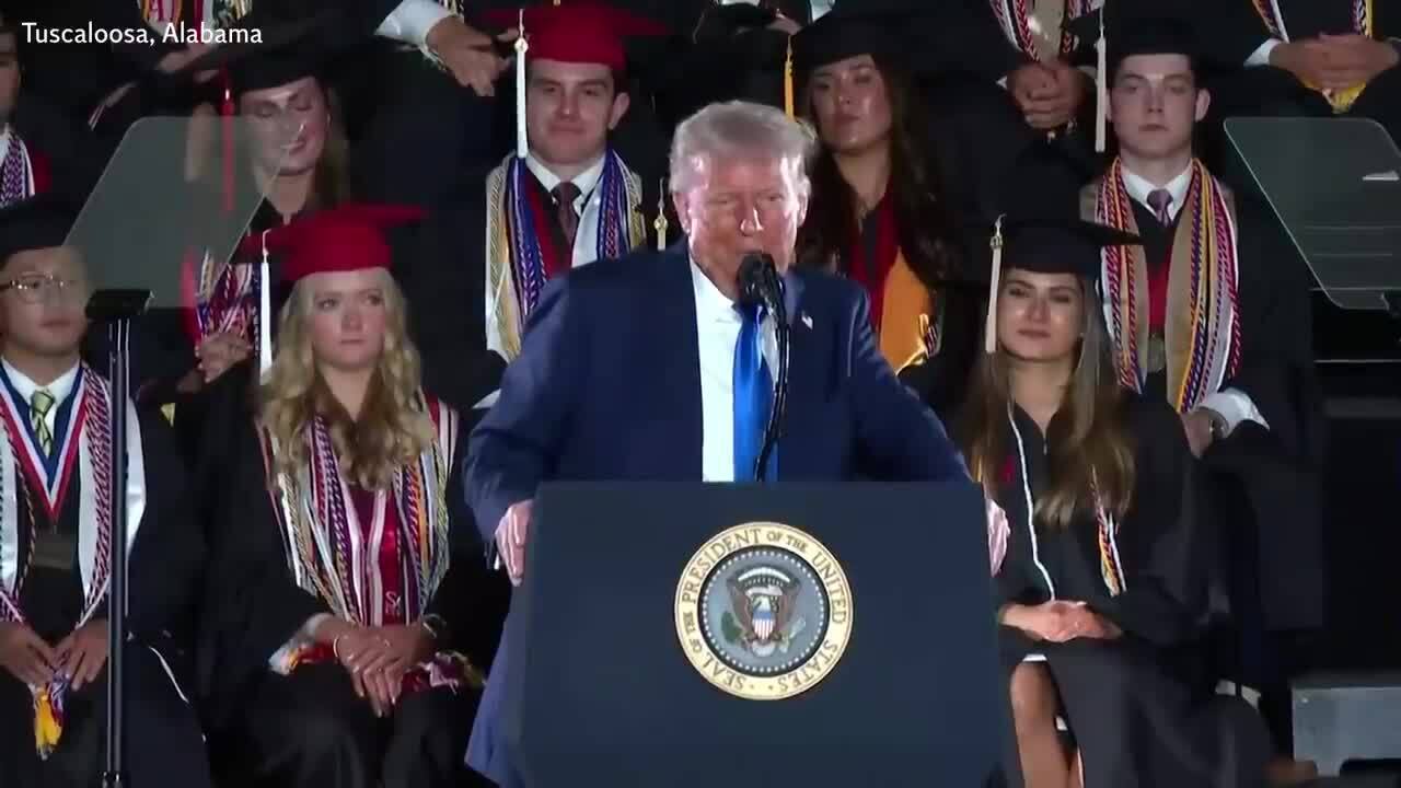 Ông Trump lo ngại bị vợ phê bình khi châm biếm vận động viên chuyển giới