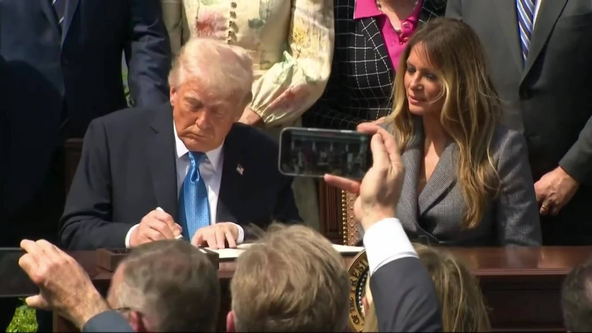 Ông Trump và bà Melania ký luật