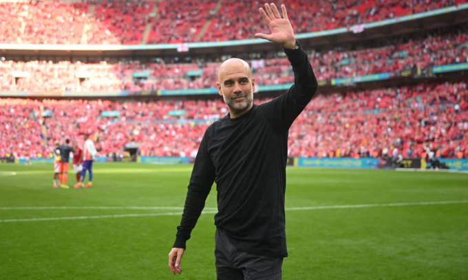 HLV Pep Guardiola tri ân người hâm mộ sau trận Man City thắng Nottingham Forest 2-0 ở bán kết Cup FA trên sân Wembley, thành phố London, Vương quốc Anh ngày 27/4/2025. Ảnh: FA