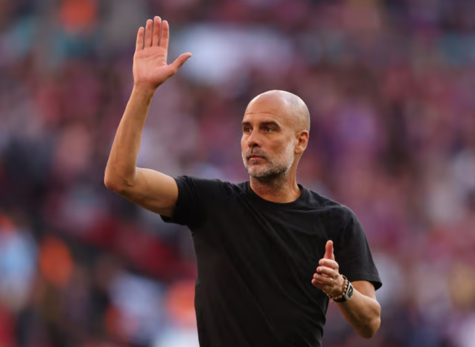 HLV Pep Guardiola vẫy chào người hâm mộ sau trận Man City thua Crystal Palace 0-1 ở chung kết trên sân Wembley, London, Anh ngày 17/5. Ảnh: Reuters