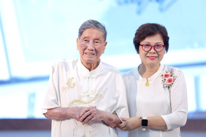 Nhạc sĩ Phạm Tuyên bên con gái, nhà báo Phạm Hồng Tuyến.