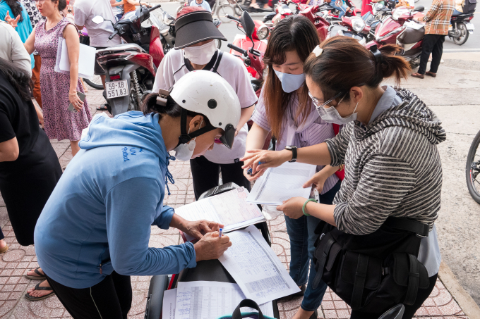 Phụ huynh tụ tập trước Trung tâm ngoại ngữ Úc Châu, cơ sở Kha Vạn Cân, chiều 15/5. Ảnh: Thanh Ngọc