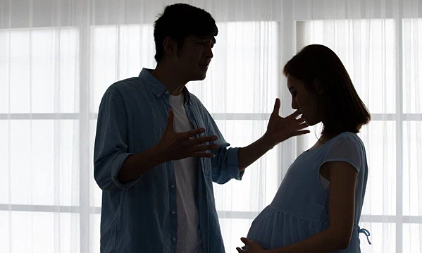 pregnant-couple-quarreling-pic-4650-4716-1746352114.jpg
