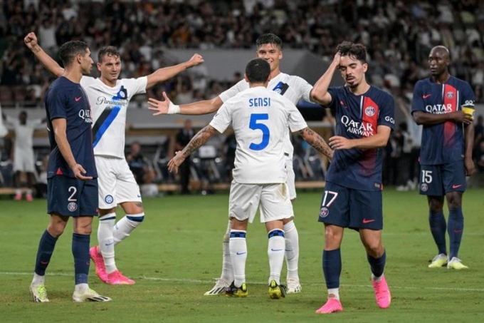 Cầu thủ Inter (áo trắng) mừng bàn trong trận giao hữu thắng PSG 2-1 trên sân Quốc gia ở Tokyo, Nhật Bản ngày 1/8/2023. Ảnh: AFP