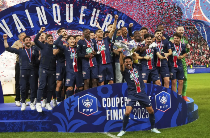 Các cầu thủ PSG nâng danh hiệu Cup Quốc gia Pháp sau khi thắng Reims 3-0 ở chung kết trên sân Stade de France, Saint-Denis, Pháp ngày 24/5. Ảnh: AP