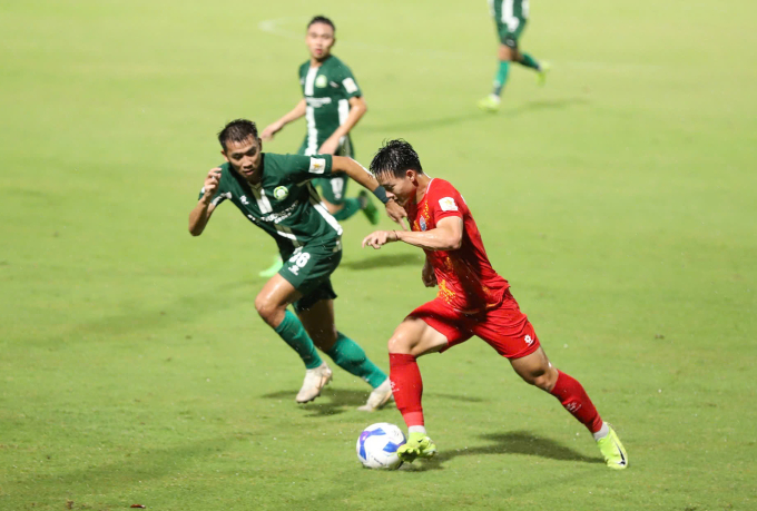 Tiền đạo PVF-CAND Nguyễn Thanh Nhàn (áo đỏ) đi bóng trong trận hòa Bình Phước 0-0 ở vòng 19 giải hạng Nhất Quốc gia 2024-2025. Ảnh: VPF