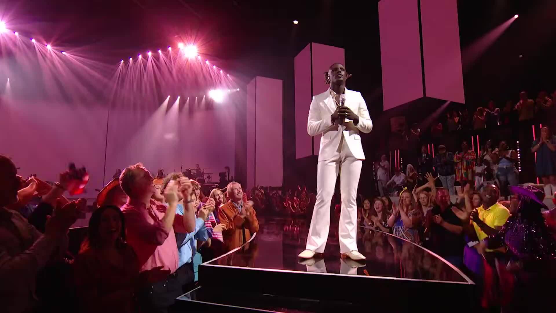 Quán quân American Idol hát ca khúc "First Time" tại vòng chung kết