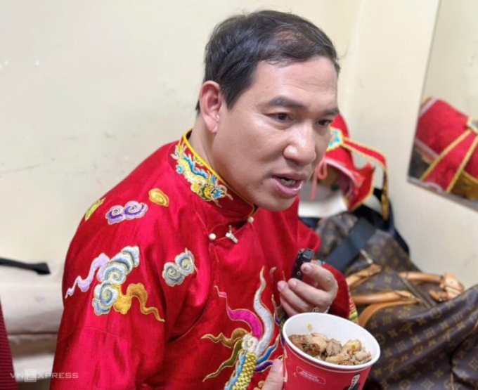Quang Thắng trong hậu trường ghi hình Táo quân 2025. Anh 57 tuổi, là diễn viên chuyên mảng hài kịch. Năm 2015, anh được Nhà nước phong tặng danh hiệu Nghệ sĩ Ưu tú. Năm 2021, diễn viên là một trong 78 gương mặt nghệ sĩ tiêu biểu do Bộ Văn hóa, Thể thao và Du lịch vinh danh. Nghệ sĩ kết hôn vợ kém 11 tuổi Cao Thanh Hảo vào năm 2002, có hai con gái, một con trai, trong đó con gái lớn của anh tốt nghiệp đại học hồi tháng 1.