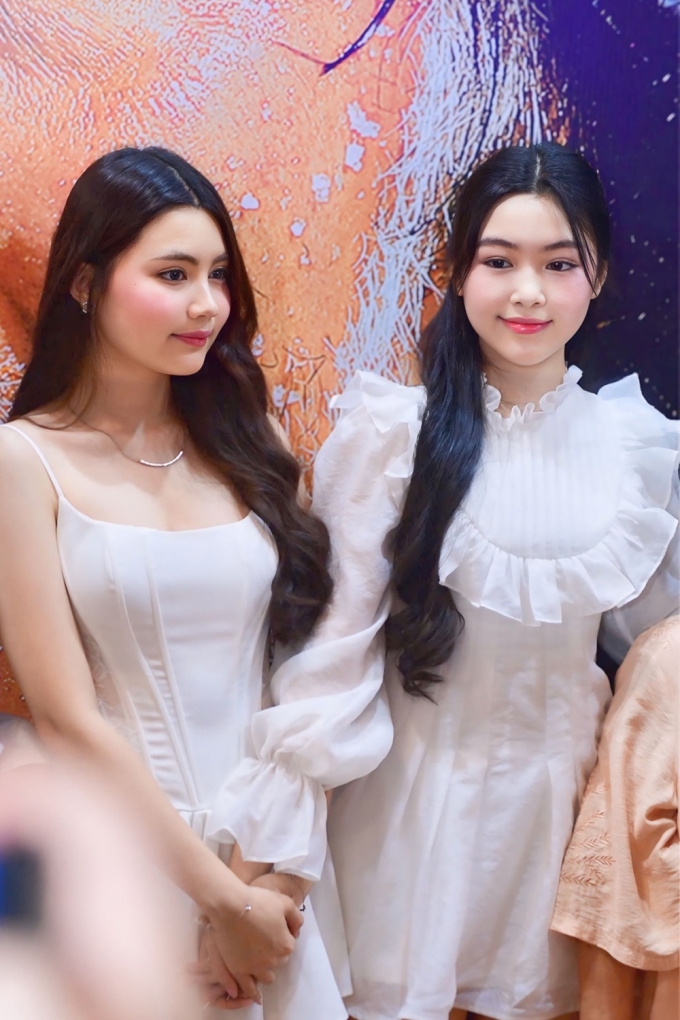 Lọ Lem bên em gái Hạt Dẻ trong buổi ra mắt phim điện ảnh Quyền Linh đóng chính tháng 4/2024. Ảnh: Thanh Tùng
