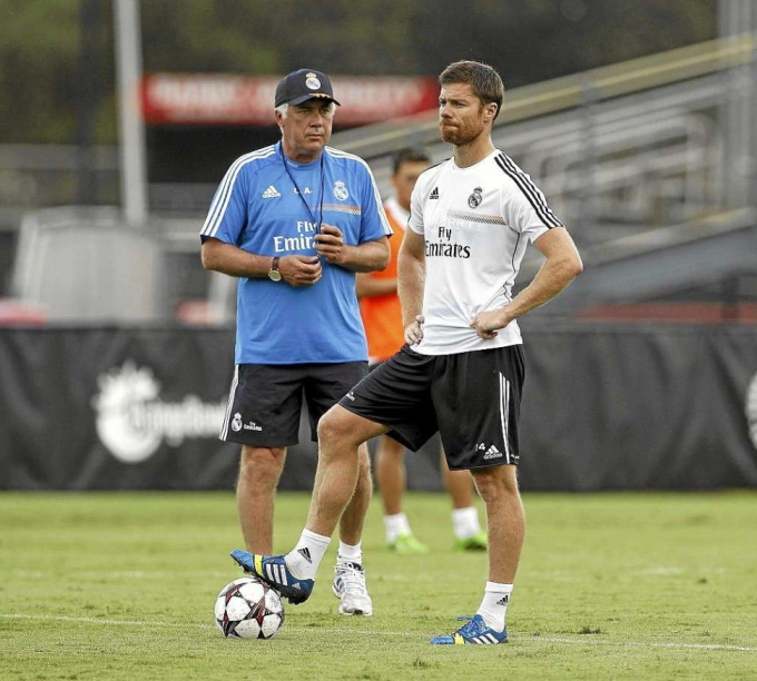 HLV Carlo Ancelotti (trái) và Xabi Alonso khi cùng làm việc ở Real. Ảnh: AFP