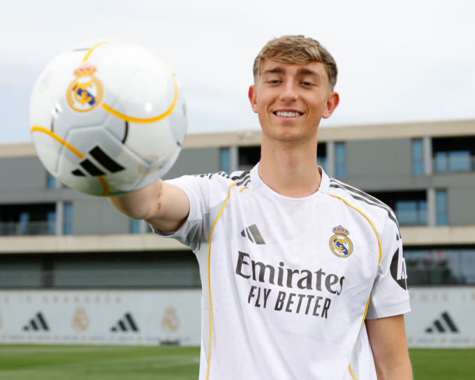 Dean Huijsen khi ra mắt Real ngày 10/6.
