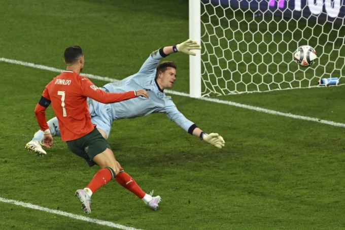 Ronaldo ghi bàn trong trận Đức 1-2 Bồ Đào Nha ở bán kết Nations League tối 4/6. Ảnh: AP