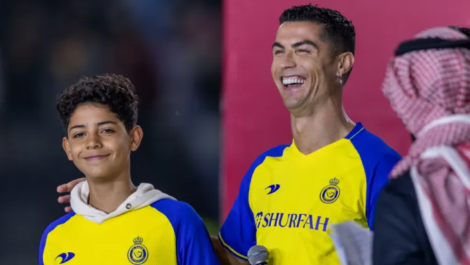 Ronaldo và con trai cả Cristiano Jr trong buổi lễ ra mắt Al Nassr trên sân Mrsool Park, Arab Saudi ngày 3/1/2023.