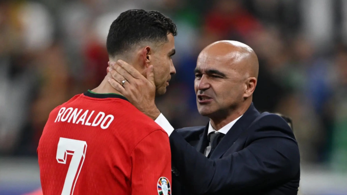 Cristiano Ronaldo và HLV Martinez trong trận đấu Bồ Đào Nha thắng Slovenia ở vòng 1/8 Euro 2024.