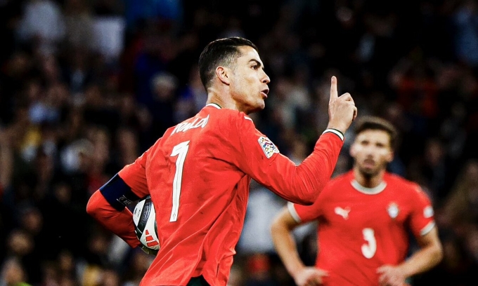 Ronaldo mừng bàn gỡ hòa 2-2.
