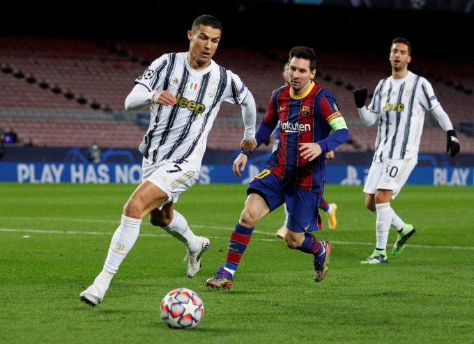 Ronaldo và Messi trong một trận đấu